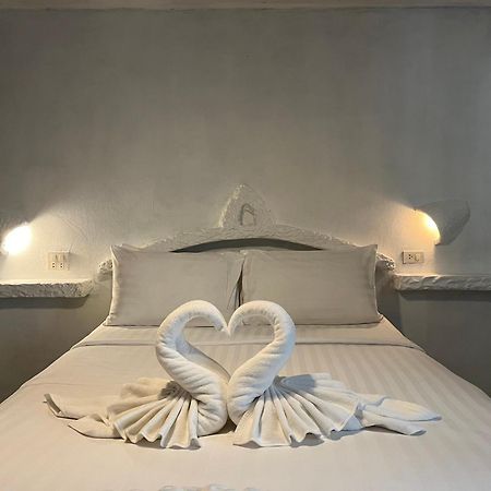 Big Boys' Bed & Burger - Patong Beach Экстерьер фото