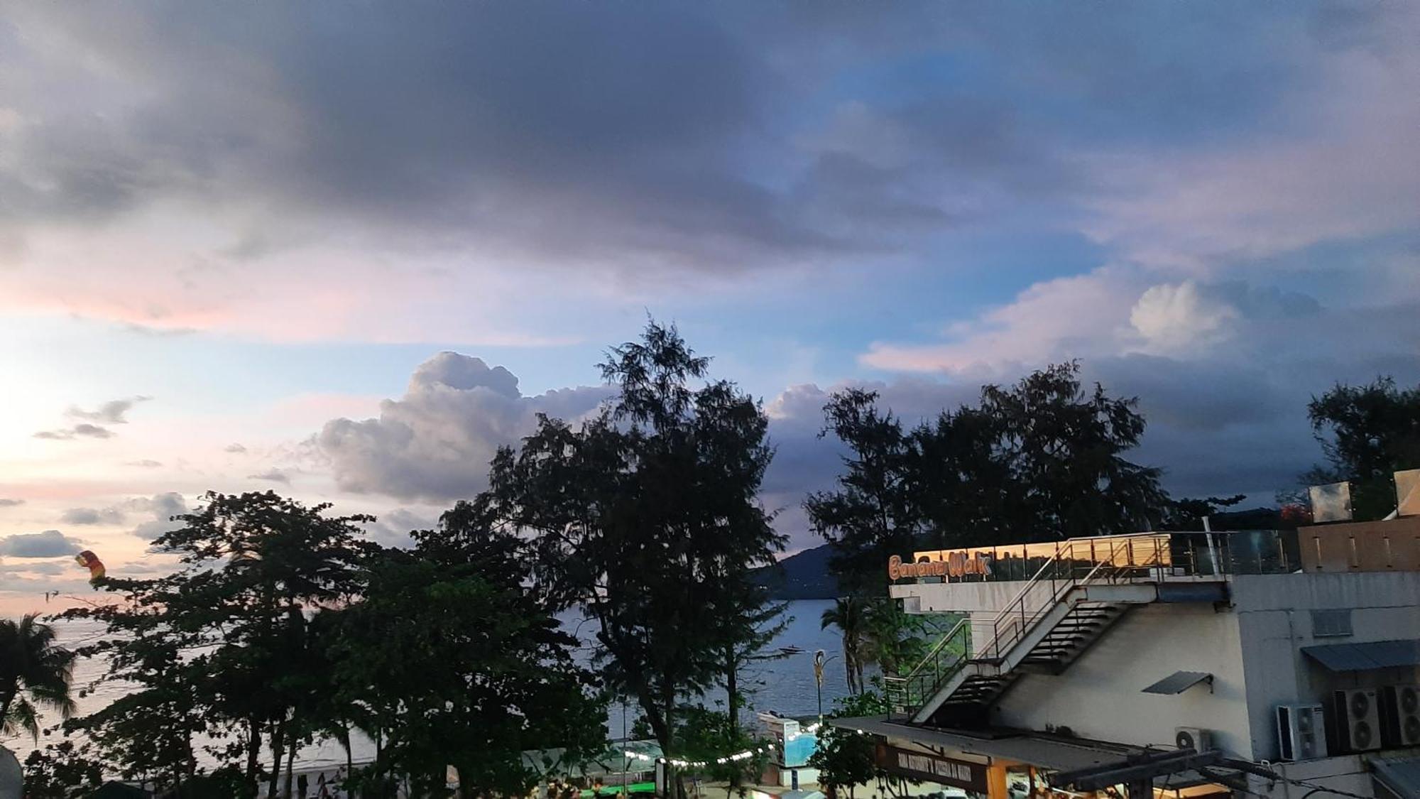 Big Boys' Bed & Burger - Patong Beach Экстерьер фото
