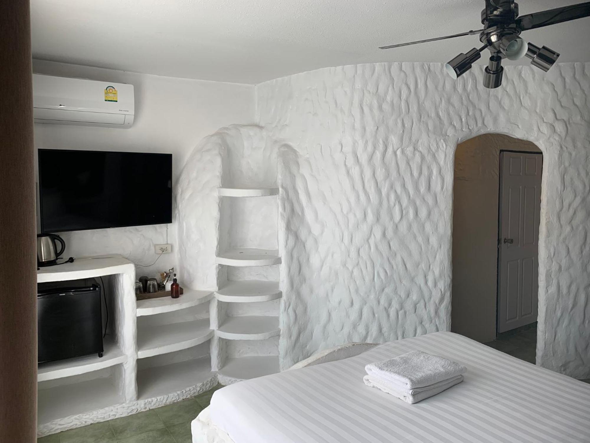Big Boys' Bed & Burger - Patong Beach Экстерьер фото