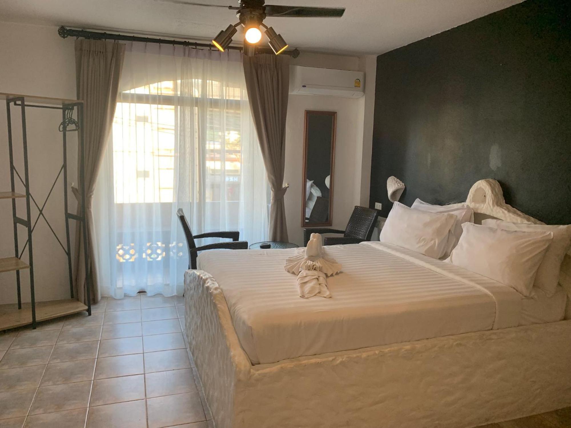 Big Boys' Bed & Burger - Patong Beach Экстерьер фото