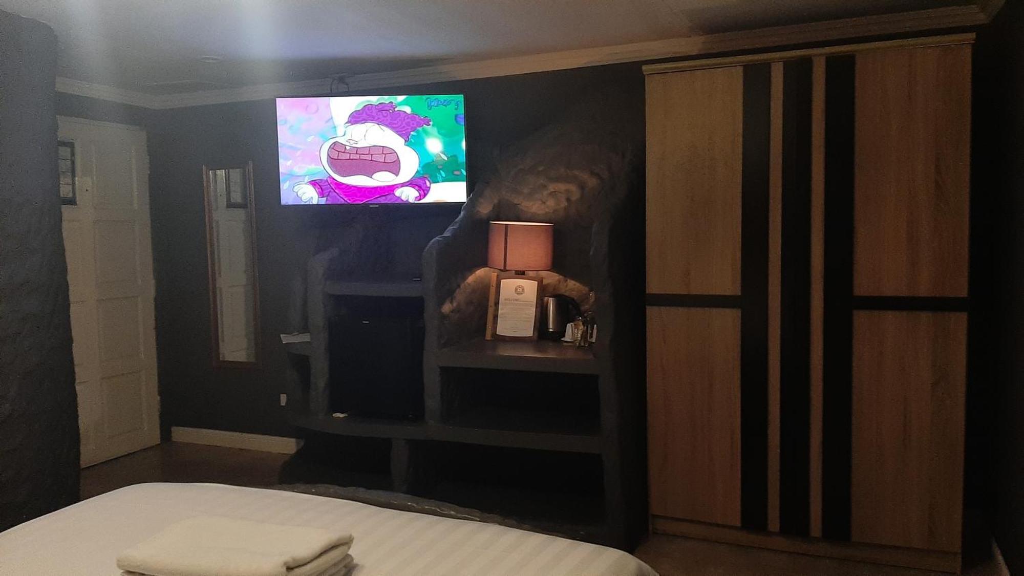 Отель Big Boys' Bed & Burger Patong Экстерьер фото