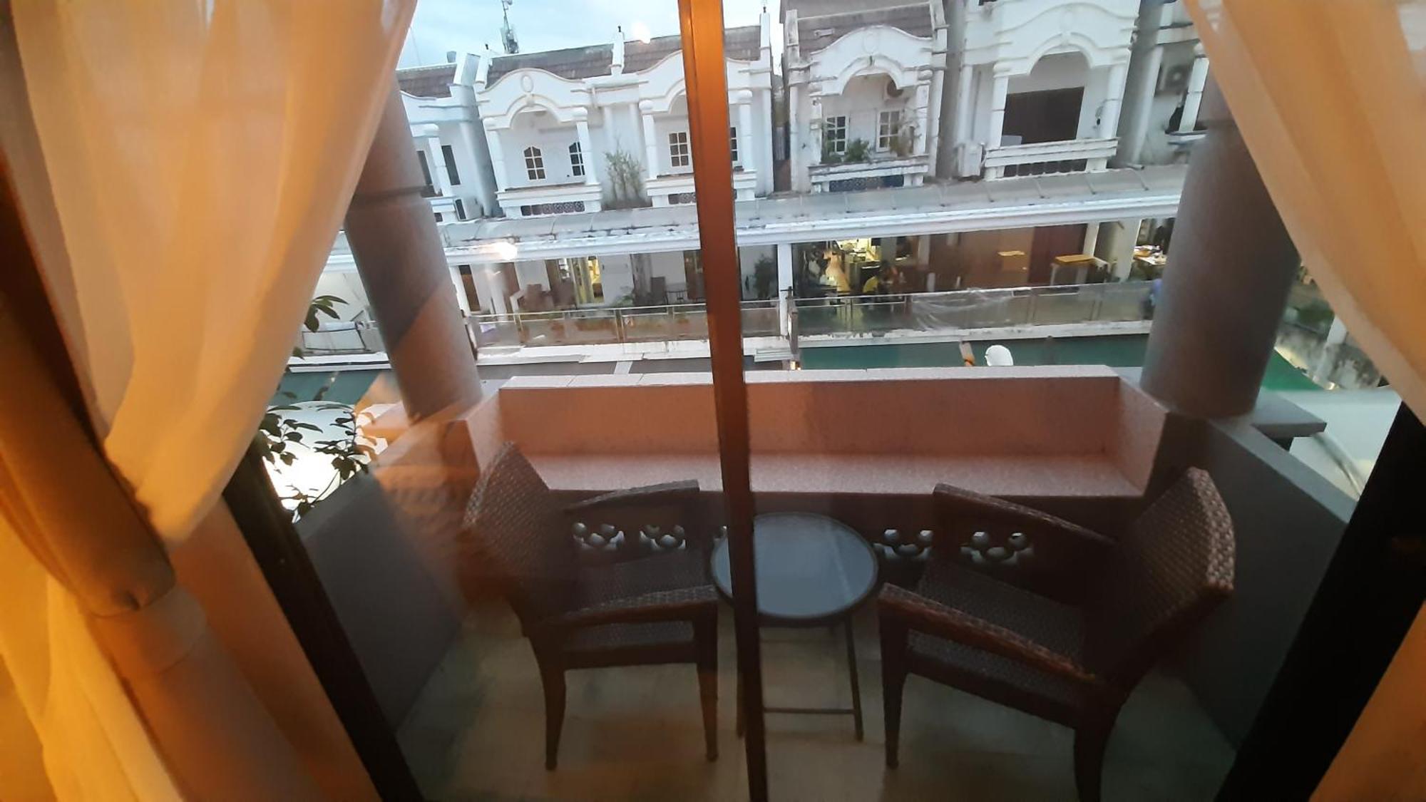 Big Boys' Bed & Burger - Patong Beach Экстерьер фото