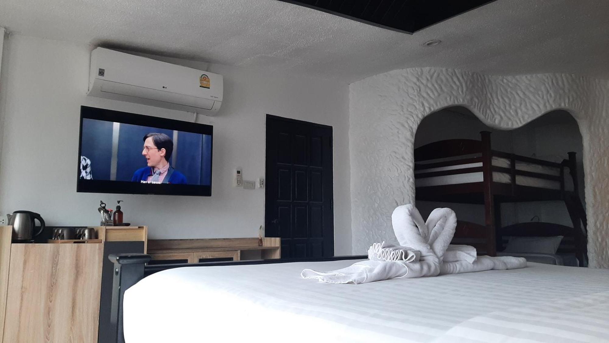 Big Boys' Bed & Burger - Patong Beach Экстерьер фото
