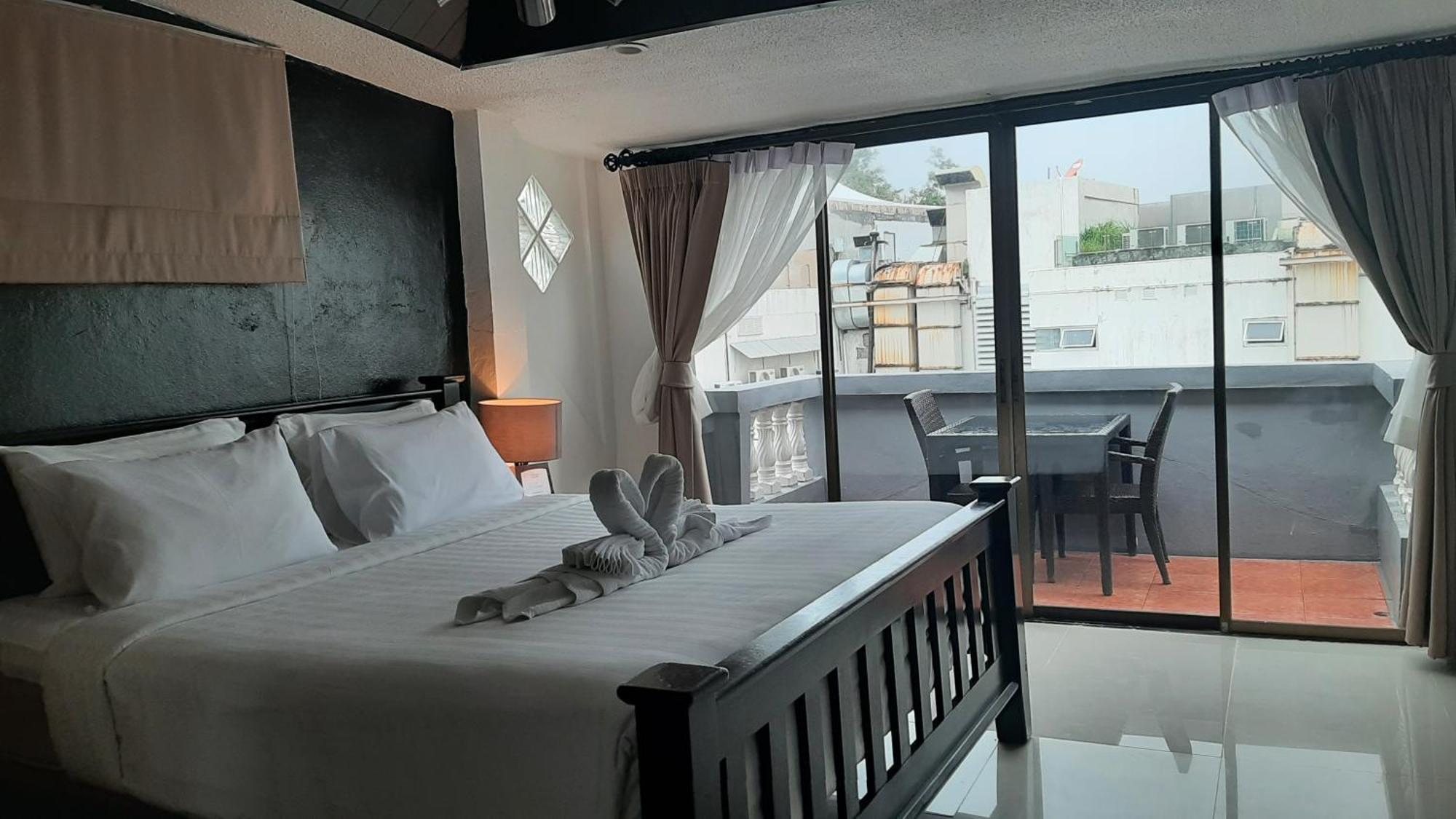 Big Boys' Bed & Burger - Patong Beach Экстерьер фото