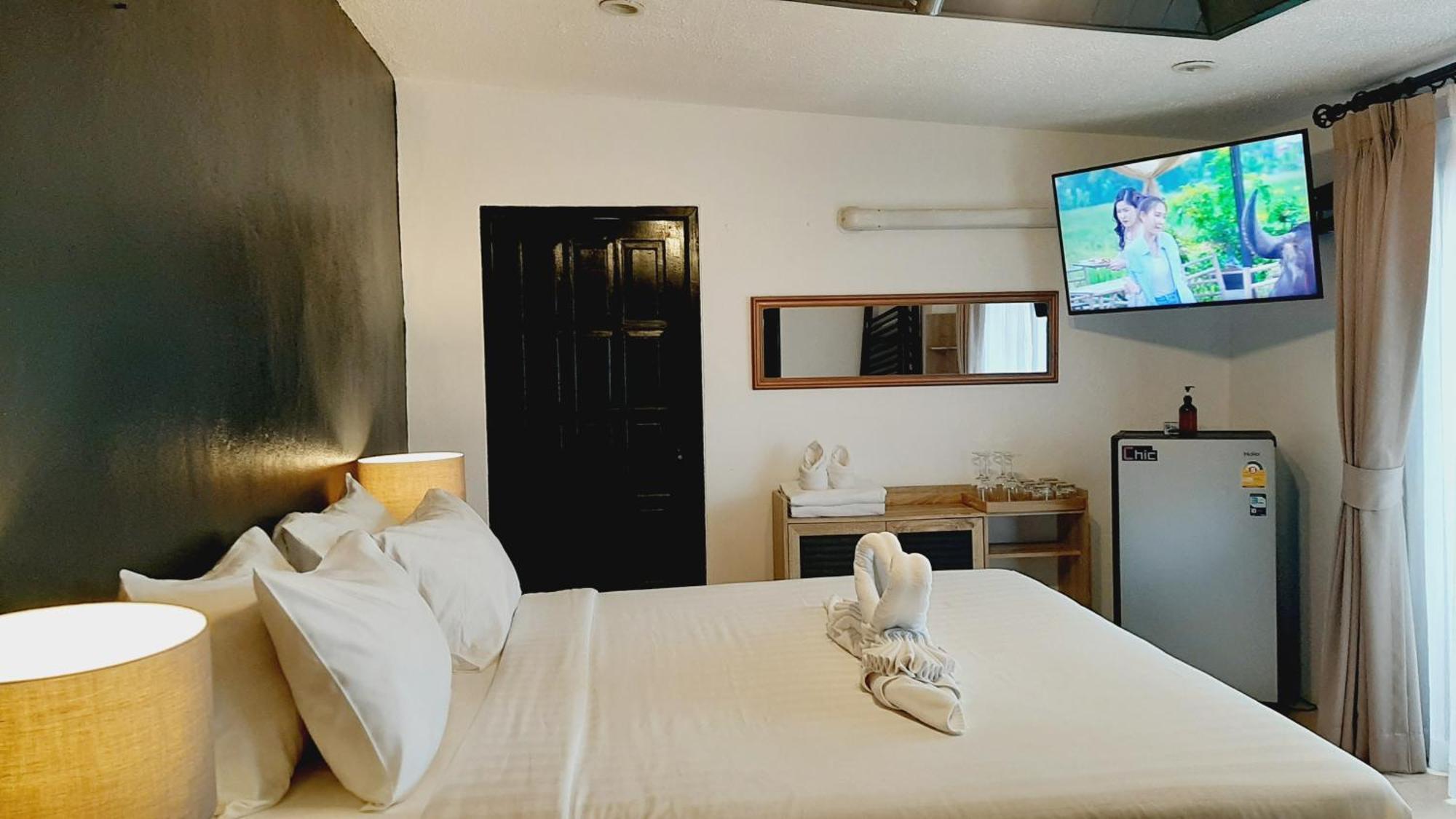 Big Boys' Bed & Burger - Patong Beach Экстерьер фото