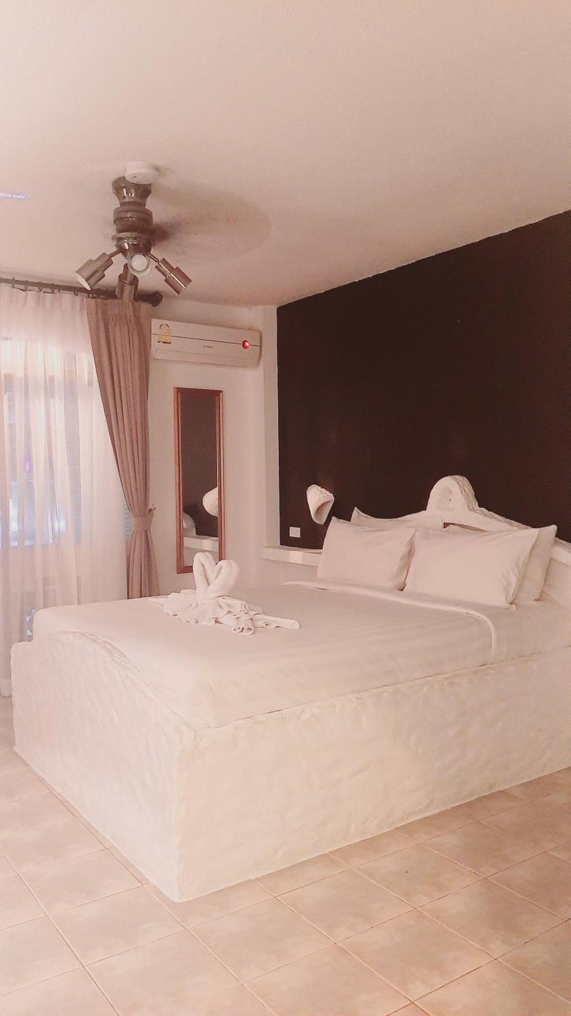 Big Boys' Bed & Burger - Patong Beach Экстерьер фото