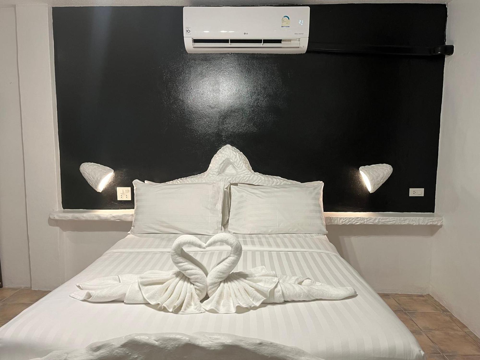 Big Boys' Bed & Burger - Patong Beach Экстерьер фото