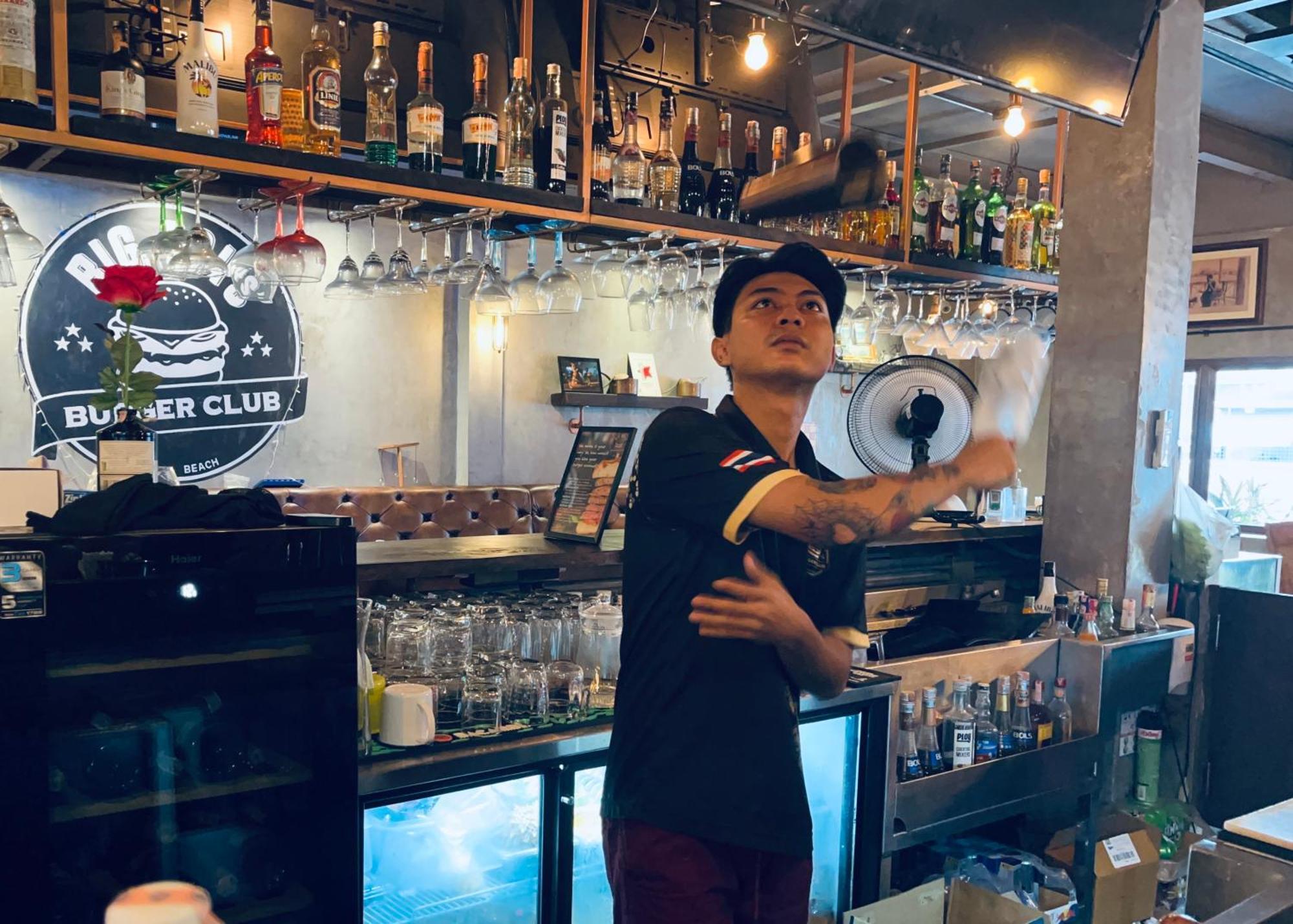 Big Boys' Bed & Burger - Patong Beach Экстерьер фото