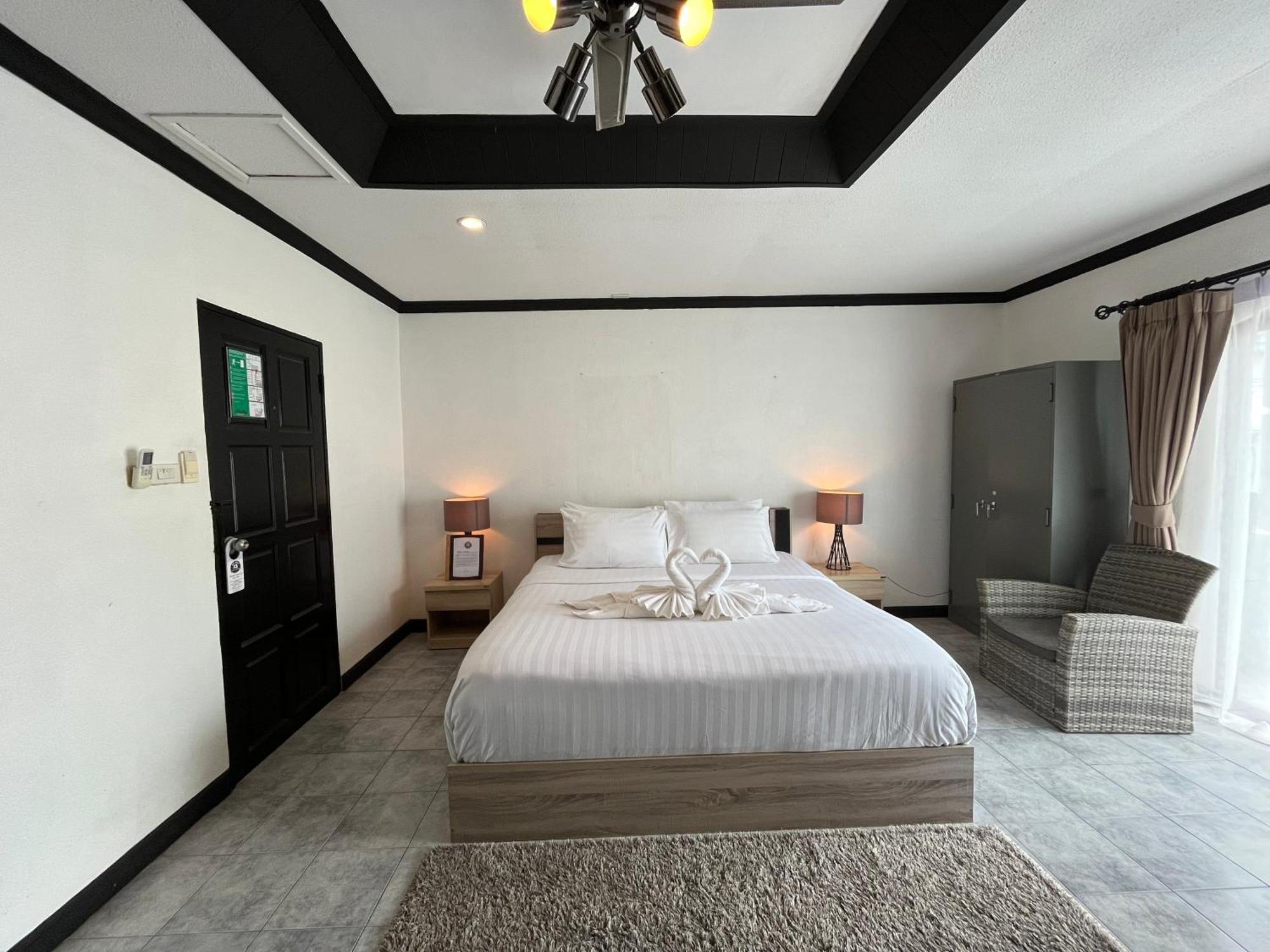 Big Boys' Bed & Burger - Patong Beach Экстерьер фото