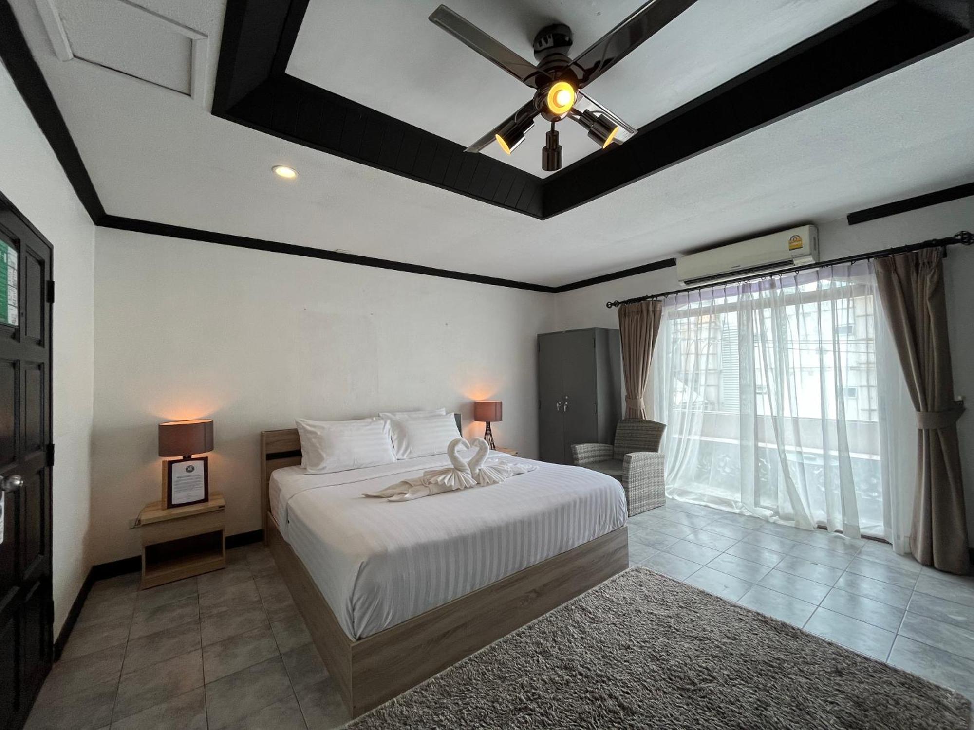 Big Boys' Bed & Burger - Patong Beach Экстерьер фото