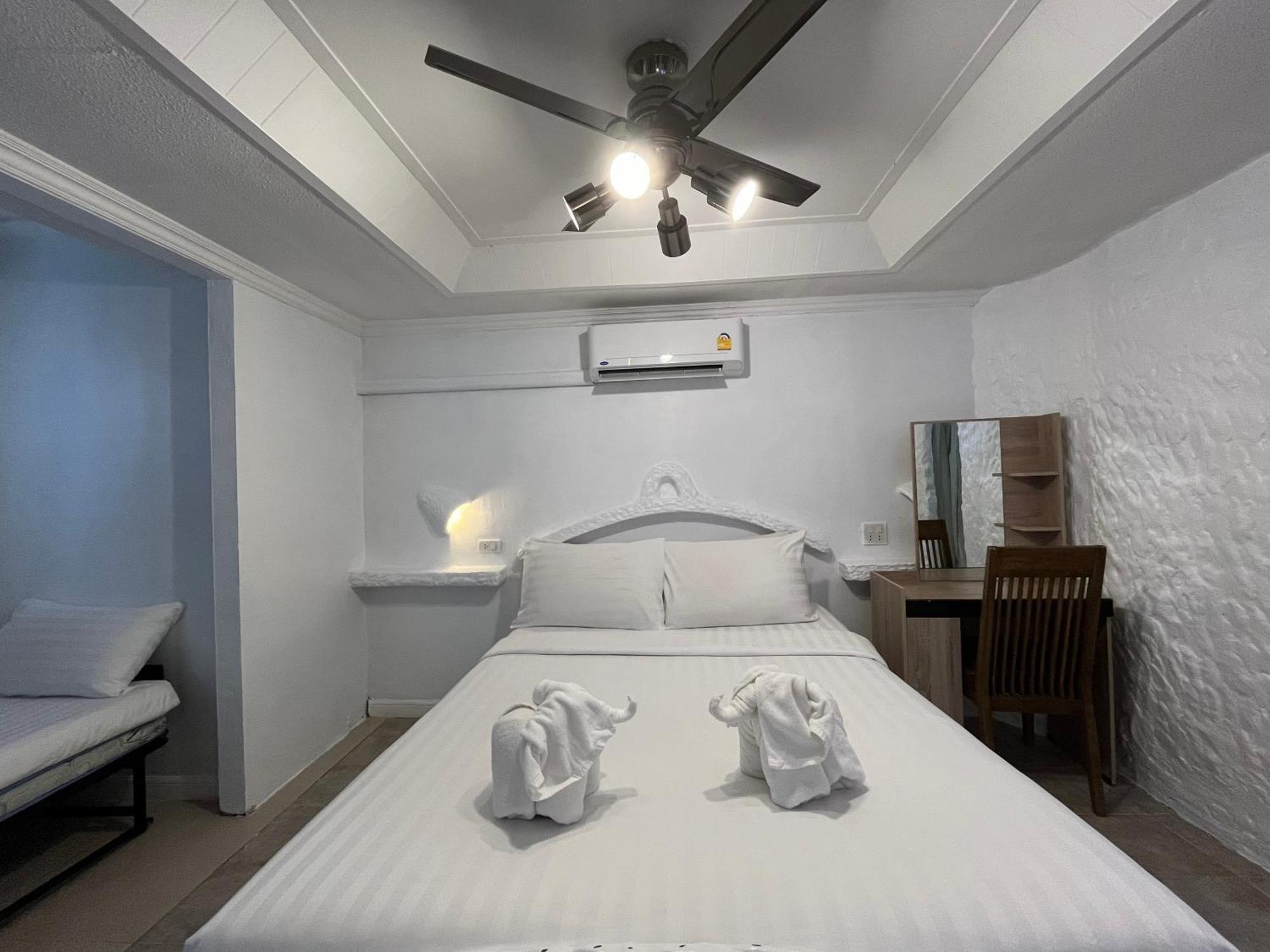 Big Boys' Bed & Burger - Patong Beach Экстерьер фото