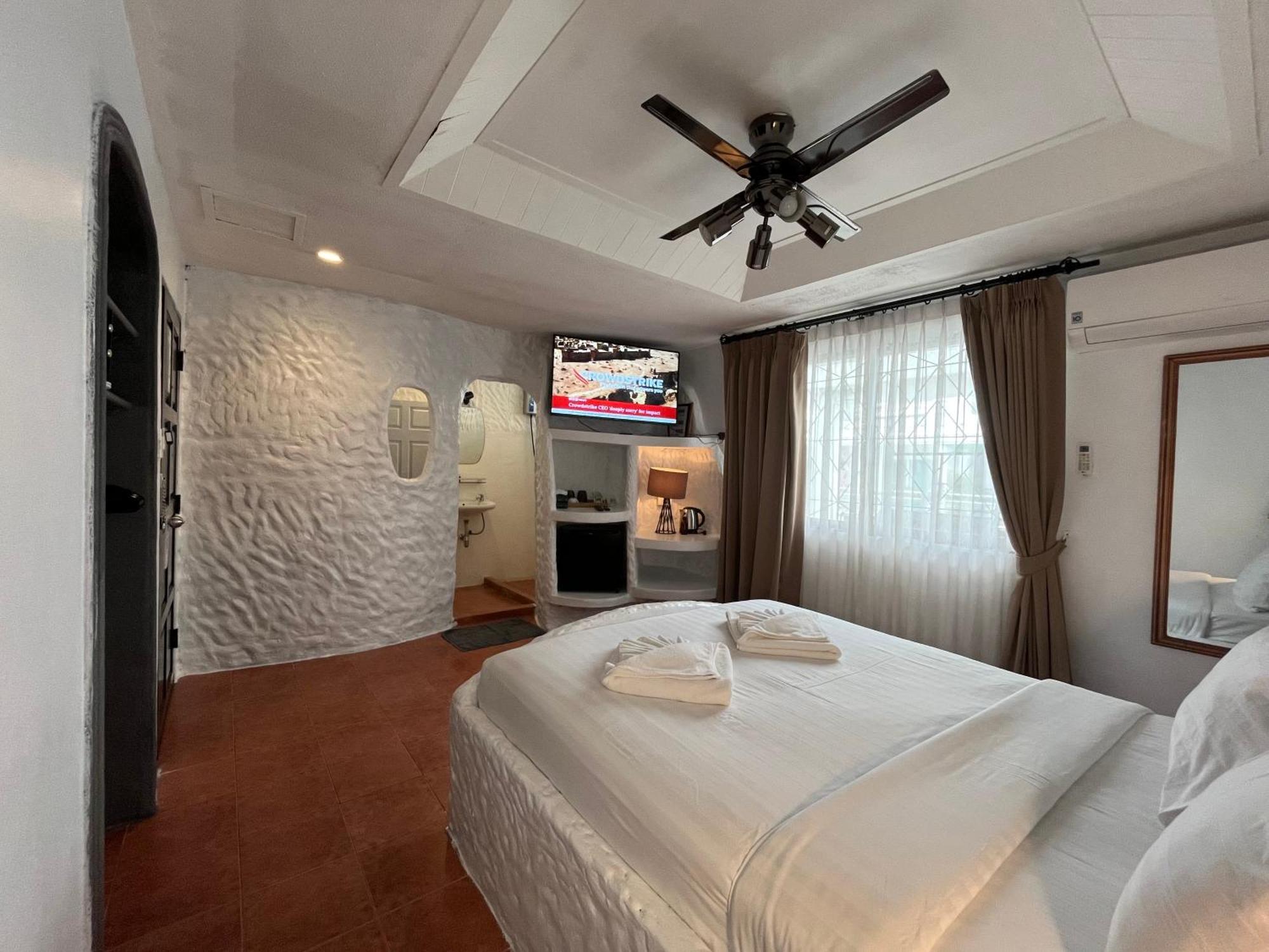 Big Boys' Bed & Burger - Patong Beach Экстерьер фото