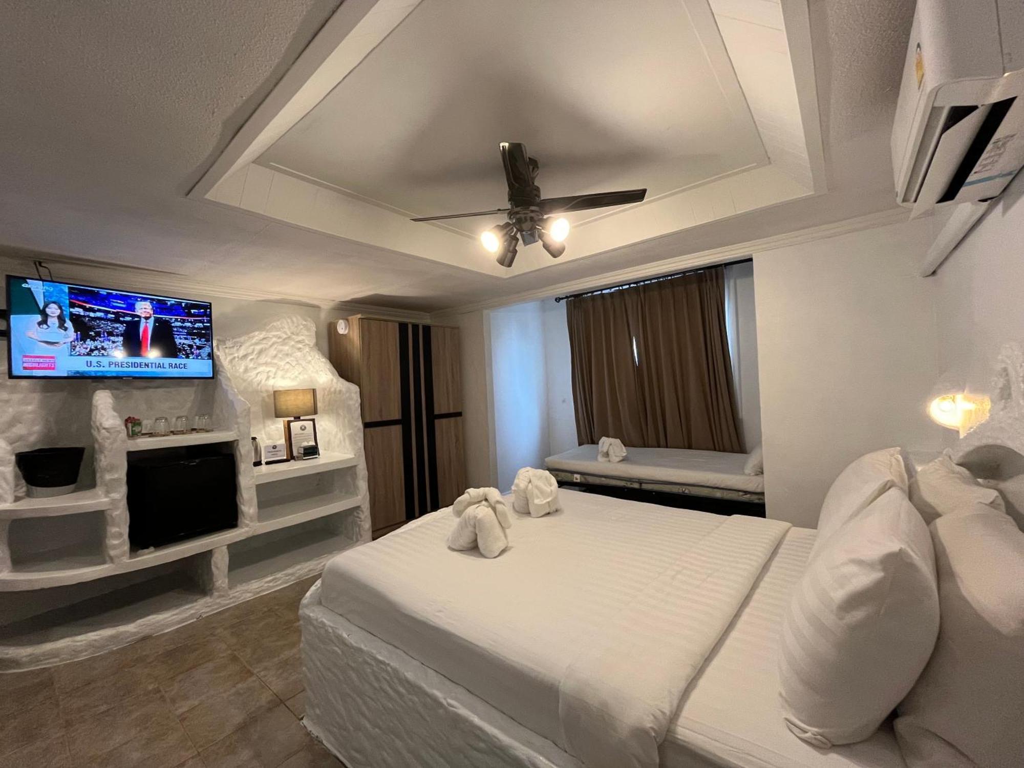 Big Boys' Bed & Burger - Patong Beach Экстерьер фото