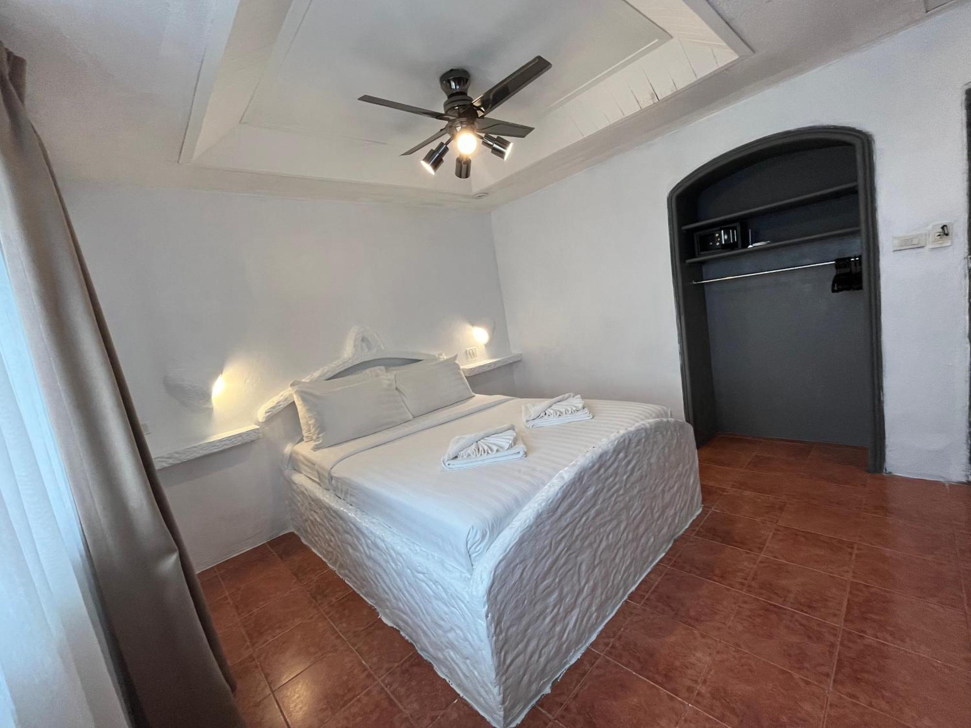 Big Boys' Bed & Burger - Patong Beach Экстерьер фото