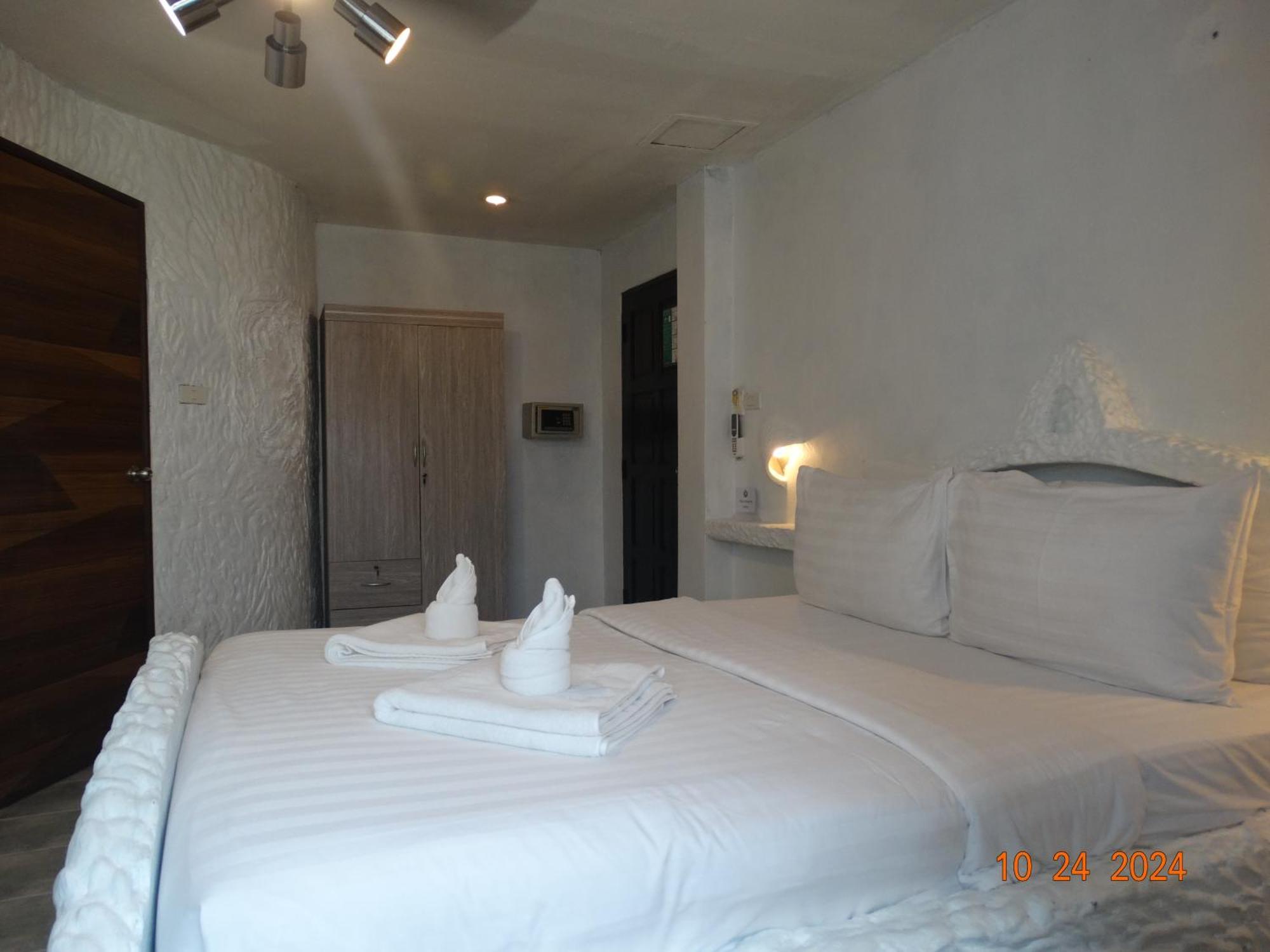 Big Boys' Bed & Burger - Patong Beach Экстерьер фото