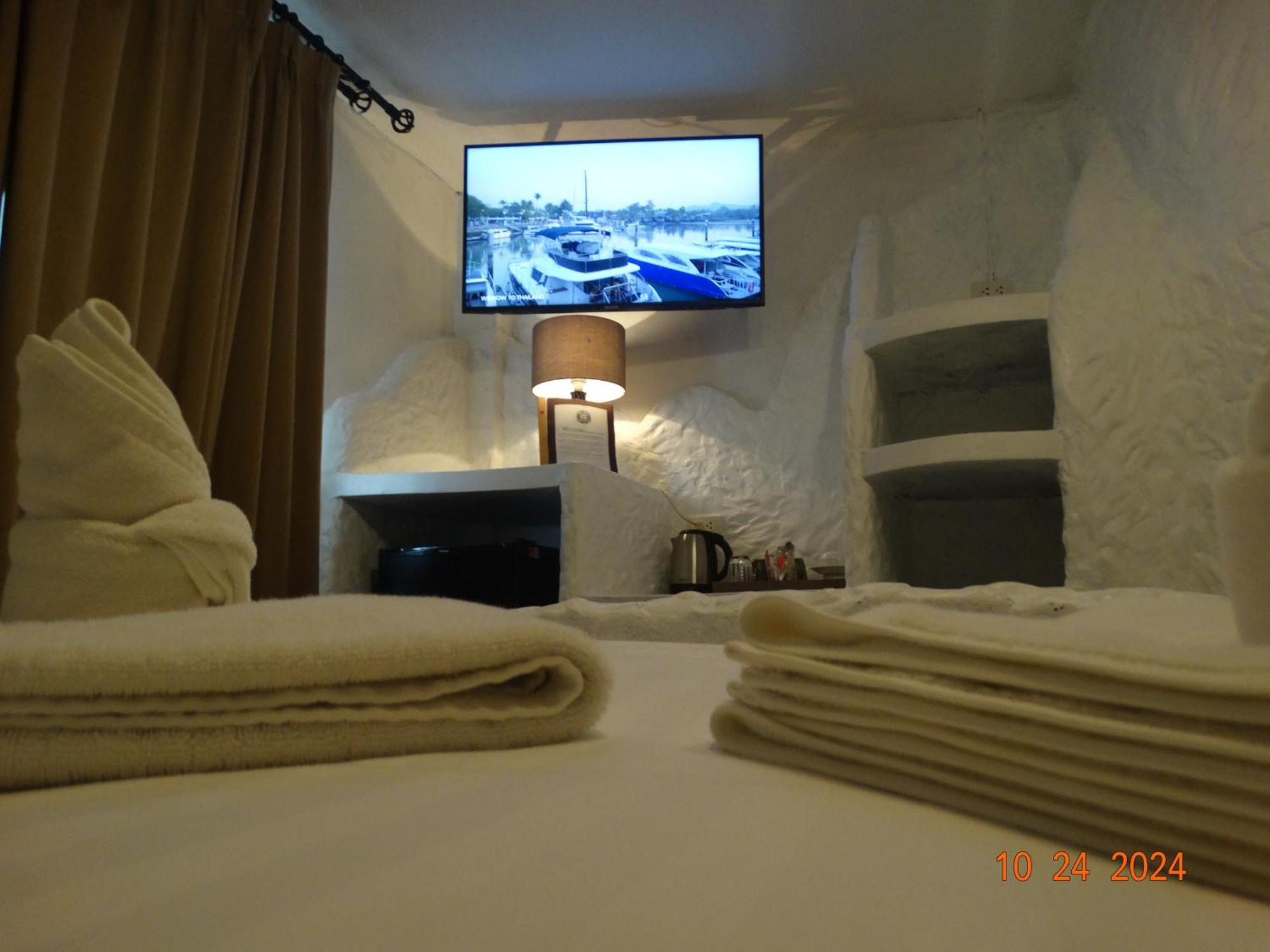 Big Boys' Bed & Burger - Patong Beach Экстерьер фото