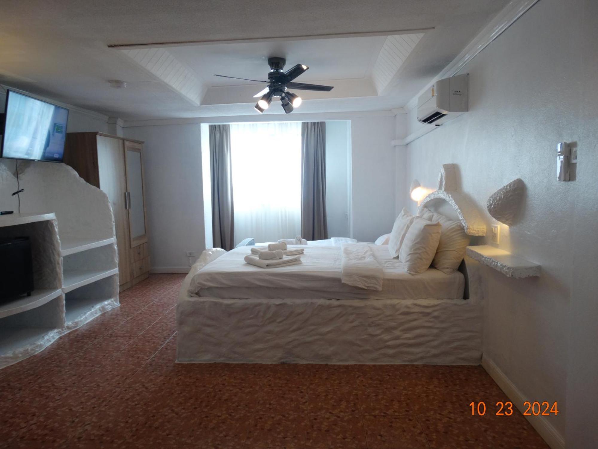Big Boys' Bed & Burger - Patong Beach Экстерьер фото