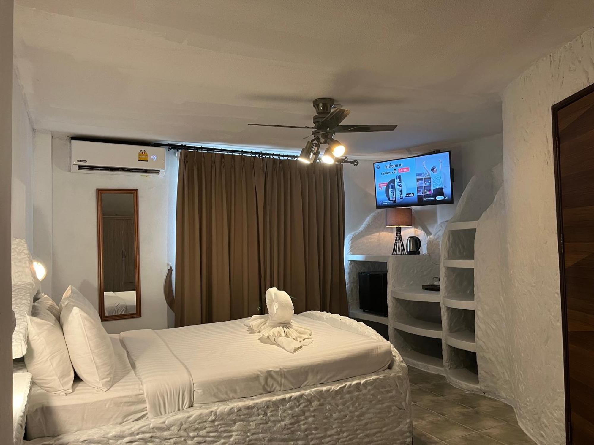 Big Boys' Bed & Burger - Patong Beach Экстерьер фото