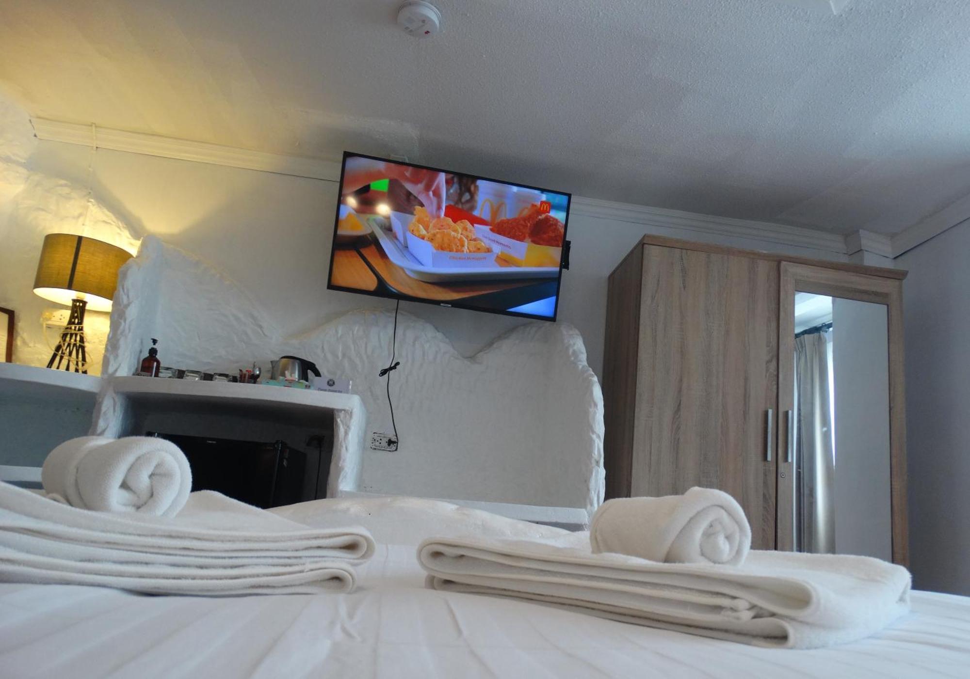 Big Boys' Bed & Burger - Patong Beach Экстерьер фото