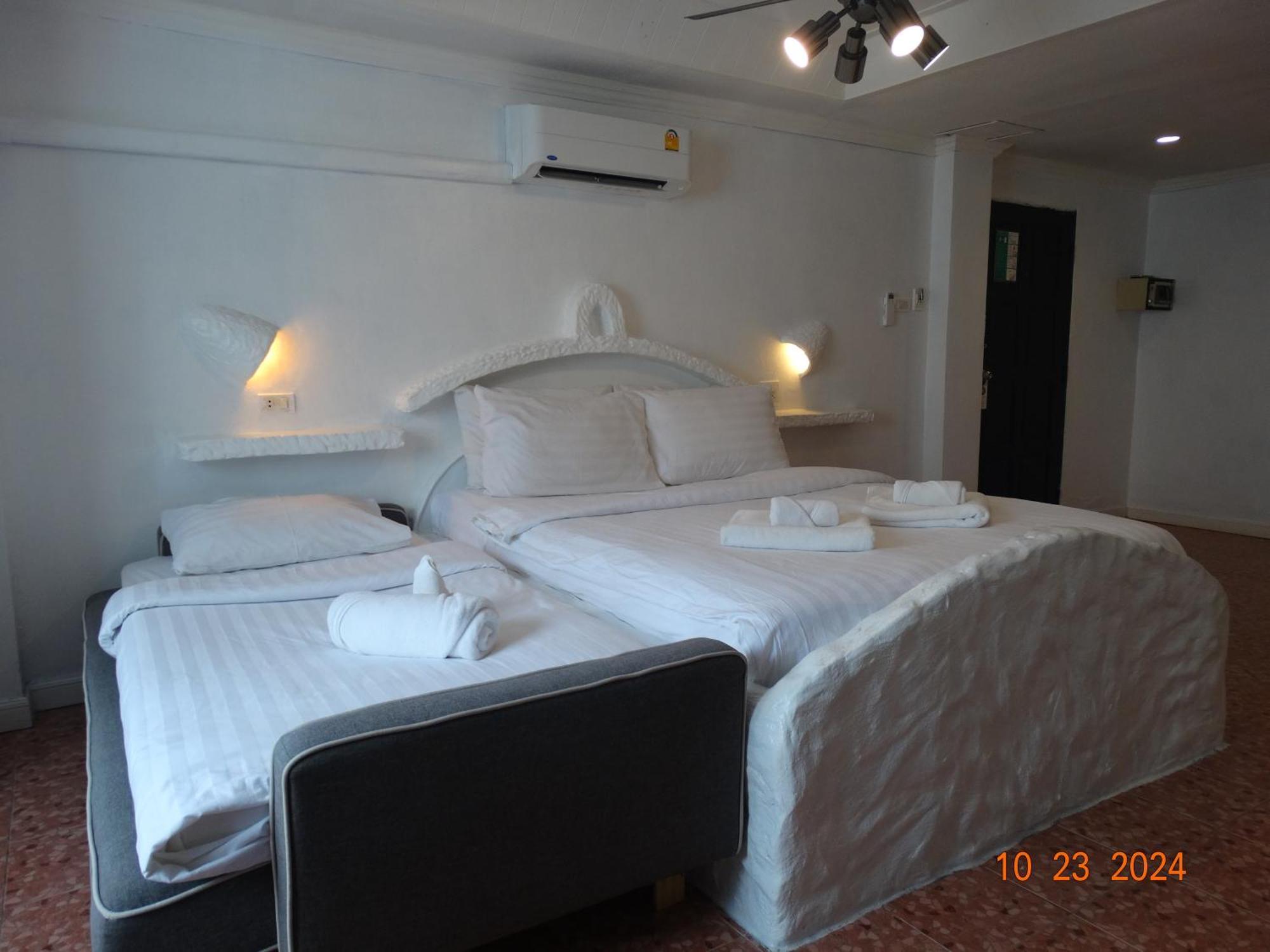 Big Boys' Bed & Burger - Patong Beach Экстерьер фото